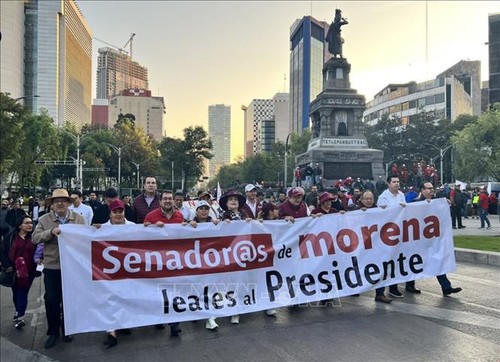 Marcha en la capital mexicana en apoyo al presidente López Obrador y al  Morena