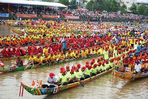 Hãy cùng thưởng thức hình ảnh của Lễ hội Đồng bằng Sông Cửu Long - một trong những lễ hội đặc sắc nhất của Miền Tây Nam Bộ! Bao gồm các hoạt động văn hóa như diễu hành, chơi trống và hát vọng cổ, lễ hội này sẽ khiến bạn có trải nghiệm tuyệt vời về văn hóa và con người Miền Tây.