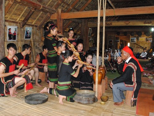 Với niềm đam mê bất tận đối với văn hoá dân tộc, người Ê đê là một trong những dân tộc có nhiều hoạt động văn hóa đa dạng nhất trong cộng đồng các dân tộc Việt Nam. Xem hình ảnh này để khám phá và thưởng thức những giá trị văn hóa độc đáo của dân tộc Ê đê.