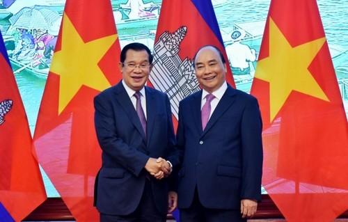 Việt Nam và Campuchia là hai nước có quan hệ tình hữu nghị và đoàn kết mạnh mẽ. Hai nước đang hợp tác trong nhiều lĩnh vực như kinh tế, xã hội và an ninh quốc phòng. Việt Nam cam kết sẽ tiếp tục ủng hộ Campuchia trong mọi tình huống. Hãy xem những hình ảnh đẹp về khẳng định tình hữu nghị và đoàn kết giữa Việt Nam và Campuchia.