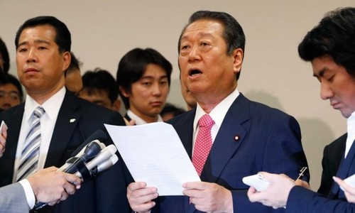 日本の与党、民主党は小沢一郎元代表の党員資格を剥奪した。