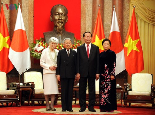日本のさまざまなメディアが明仁天皇のベトナム訪問を報じた。
