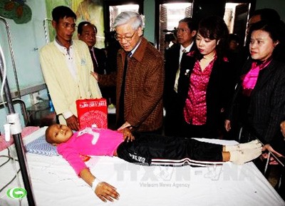 Líder político de Vietnam visita hospitales en Día nacional del Médico  - ảnh 1
