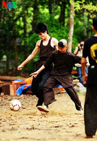 Un partido del fútbol en la pagoda de Tu Hieu - ảnh 5