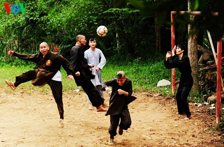 Un partido del fútbol en la pagoda de Tu Hieu - ảnh 7