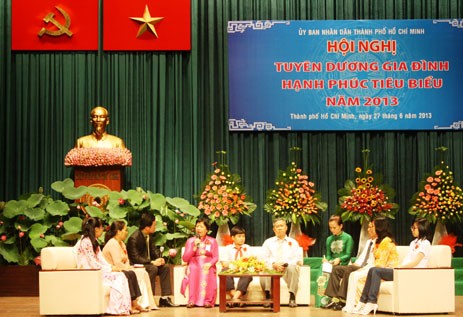 Múltiples actividades para celebrar el Día de la Familia vietnamita 2013 - ảnh 1