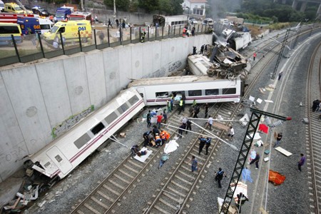 España sufre el siniestro ferroviario más grave en los últimos 40 años - ảnh 1