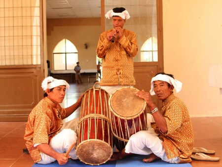 El trio de instrumentos musicales tradicionales de la minoría étnica Cham - ảnh 1