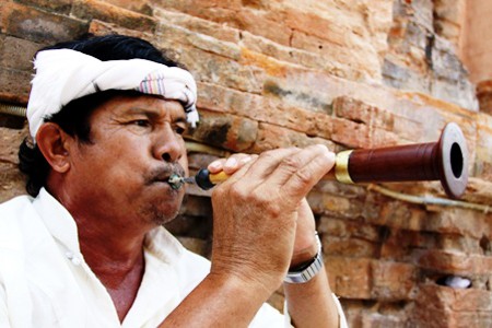 El trio de instrumentos musicales tradicionales de la minoría étnica Cham - ảnh 2
