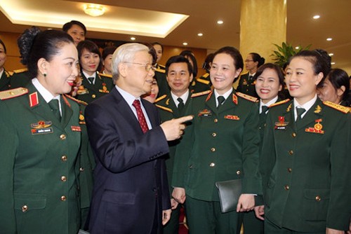 Máximo líder partidista de Vietnam ensalza aportes de mujeres militares al desarrollo nacional - ảnh 1