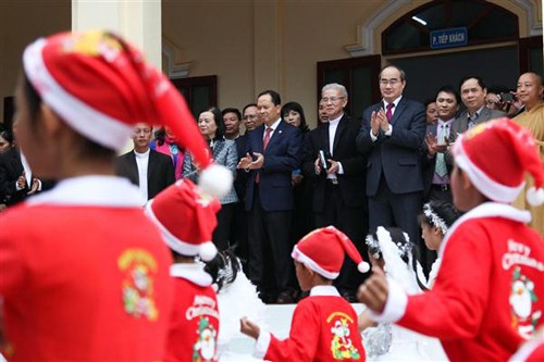 Vietnam sigue con actividades de felicitación navideña a comunidades cristianas - ảnh 1