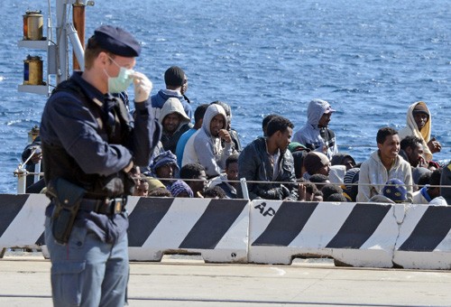 Casi 180 mil migrantes ilegales llegan a Italia en 2016 - ảnh 1