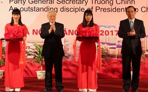 Máximo líder político de Vietnam asiste a exposición sobre discípulo sobresaliente del tío Ho - ảnh 1