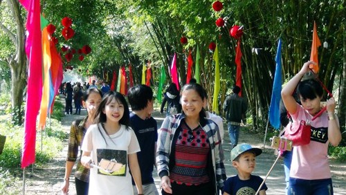 Vietnam registra gran afluencia de turistas en ambos extremos del país - ảnh 1