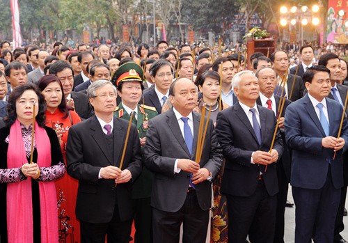 Primer ministro asiste a Fiesta del Montículo de Dong Da - ảnh 1