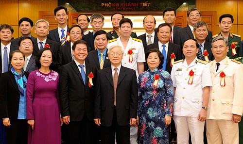 Honran a 30 colectivos y particulares con aportes relevantes a renovación vietnamita - ảnh 1