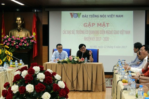 Voz de Vietnam consolida cooperación con diplomáticos extranjeros en promoción de imagen nacional - ảnh 1