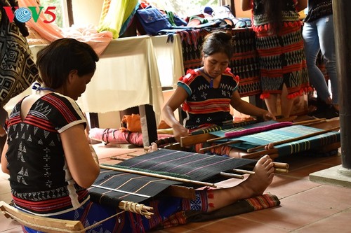 La seda y los brocados de Vietnam resaltan en el VI Festival Patrimonial de Quang Nam - ảnh 1