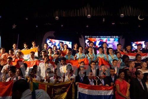 Jóvenes vietnamitas logran altos premios en la Competición Internacional de Matemáticas en la India - ảnh 1