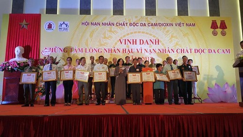 Vietnam honra a 120 personas por su apoyo a las víctimas de la dioxina en 2017 - ảnh 1