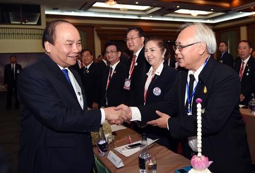 Primer ministro de Vietnam se reúne con compatriotas nacionales en Tailandia - ảnh 1