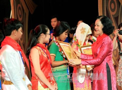 Vietnam reconoce los esfuerzos académicos de niños étnicos - ảnh 1