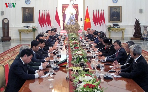 Máximo líder político de Vietnam termina su periplo por Indonesia y Myanmar - ảnh 1
