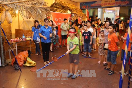 Localidades vietnamitas organizan fiestas del Medio Otoño para los niños - ảnh 1