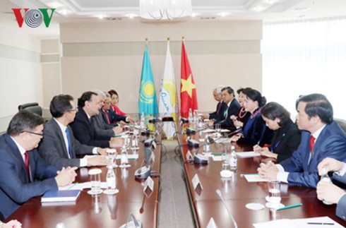 Presidenta parlamentaria de Vietnam visita al primer ministro de Kazajistán - ảnh 1