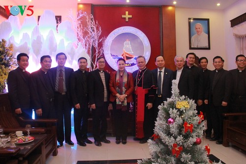 Máxima líder parlamentaria visita a la comunidad cristiana de Thanh Hoa en ocasión festiva - ảnh 1