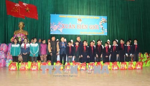 Continúan las actividades de apoyo a los pobres en vísperas del Tet en Vietnam - ảnh 1