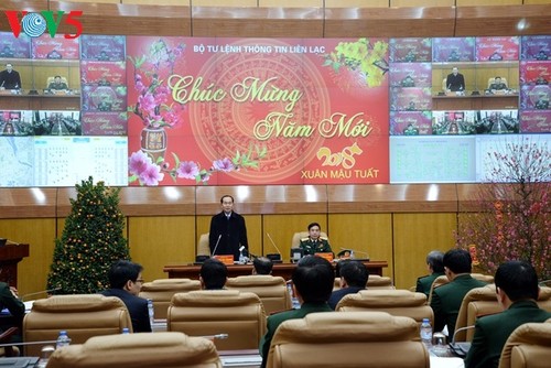 Presidente de Vietnam visita unidades administrativas y militares en la Nochevieja - ảnh 2