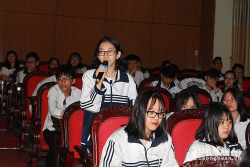 Estudiantes de Nghe An preparan para avanzar en la cuarta Revolución Industrial  - ảnh 1