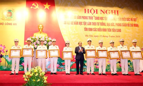 Fuerzas de seguridad pública de Vietnam enaltecen el seguimiento de las enseñanzas del tío Ho - ảnh 1