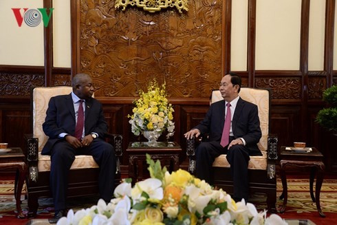Presidente de Vietnam recibe a nuevos embajadores de UAE, Mozambique y Corea del Sur  - ảnh 2