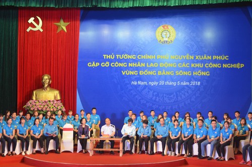 Jefe del Ejecutivo vietnamita motiva a los trabajadores a prosperar  - ảnh 1