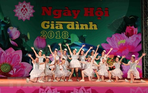 Vibrantes actividades en vísperas del Día de la Familia de Vietnam 2018 - ảnh 1