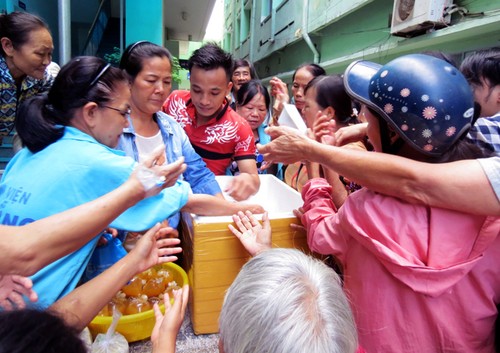 Grupo 1C ayuda a los pacientes pobres con raciones de comida en Da Nang - ảnh 1