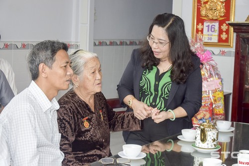 La provincia de Soc Trang, ejemplo de las actividades de gratitud a personas meritorias - ảnh 1