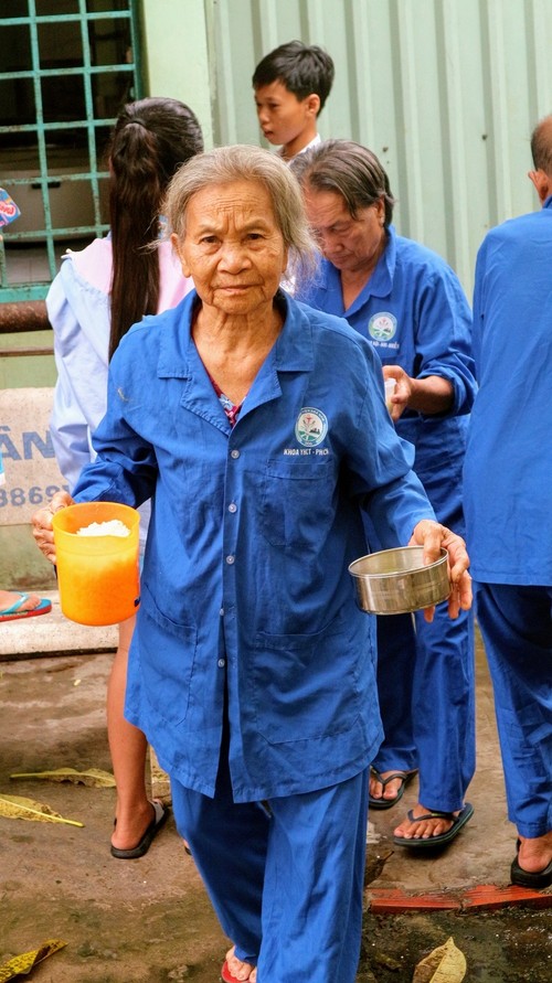 Cocina humanitaria alegra el corazón de los pacientes pobres en Soc Trang - ảnh 1