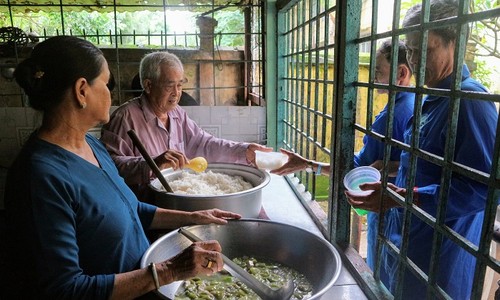 Cocina humanitaria alegra el corazón de los pacientes pobres en Soc Trang - ảnh 2