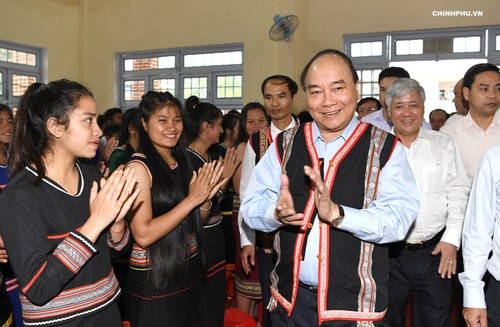 Dirigentes vietnamitas asisten a ceremonias de inicio del año académico 2018-2019 en diferentes escuelas - ảnh 1