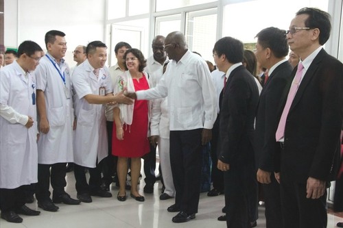 Delegación de Cuba visita el Hospital de Amistad Vietnam-Cuba Dong Hoi - ảnh 1