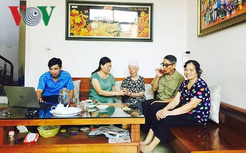 Las personas mayores protagonizan la preservación de la tradición familiar en Vietnam - ảnh 1