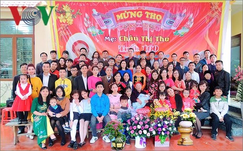 Las personas mayores protagonizan la preservación de la tradición familiar en Vietnam - ảnh 2
