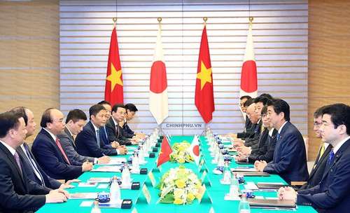 Primer ministro de Vietnam conversa con su homólogo japonés, Shinzo Abe - ảnh 1