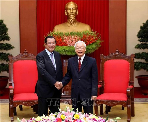 Máximo líder político de Vietnam se reúne con primer ministro de Camboya - ảnh 1