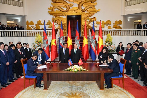 Jefes de Ejecutivo de Vietnam y Camboya realizan la conversación oficial sobre cooperación bilateral - ảnh 1