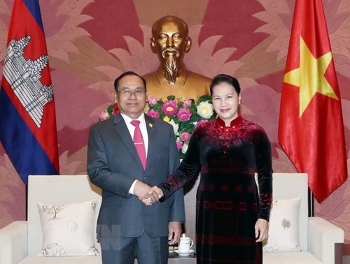 Líder del Legislativo de Vietnam se reúne con vicepresidente del Senado camboyano - ảnh 1