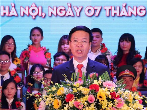Honran a estudiantes más destacados de Vietnam en 2018   - ảnh 1